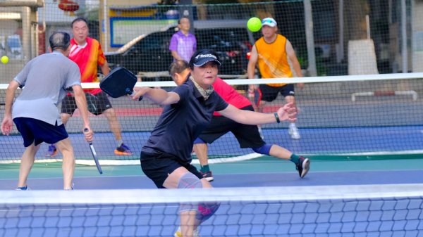 九五配资 告别羽毛球自由，中产迷上匹克球